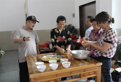 陳淦忠指導(dǎo)樓村村民制作傳統(tǒng)小食—油角