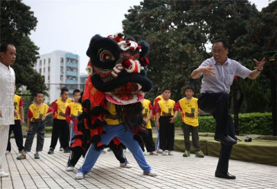 青少年學習舞獅