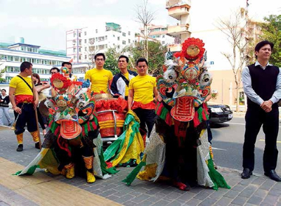 2013年年初一全體麒麟隊隊員在新村小廣場外出表演