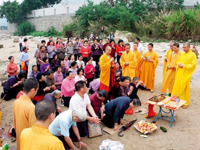 黃福娣在放生現(xiàn)場(chǎng)祭拜