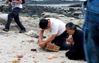 黃福娣在放生環(huán)節(jié)祭拜