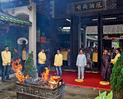 黃英超帶領族人在下沙黃思銘公世祠舉行祭祖儀式