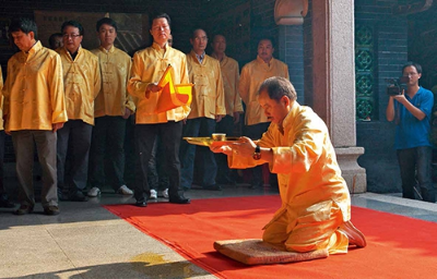 黃英超在祭祖儀式上奉茶